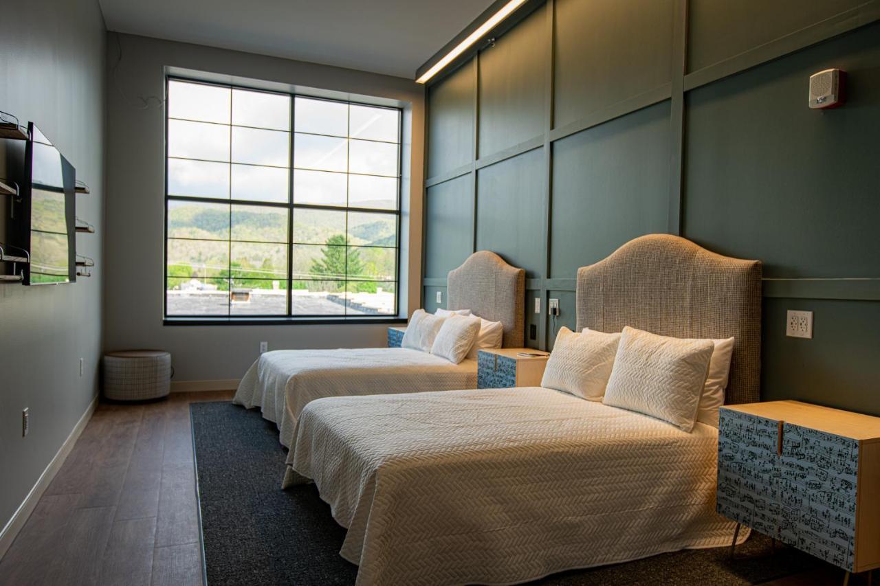 The Schoolhouse Hotel White Sulphur Springs Bagian luar foto
